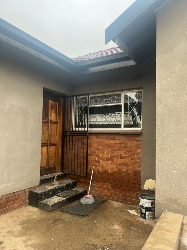 Small Bachelor to rent in Klopperpark R3000