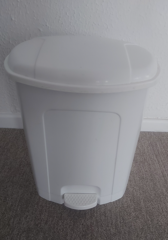 Bin white push pedal with lid