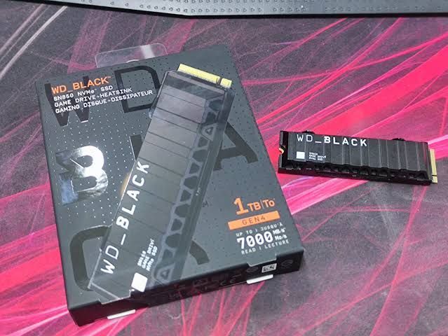 Western Digital Black SN850 1TB SSD with heatsink