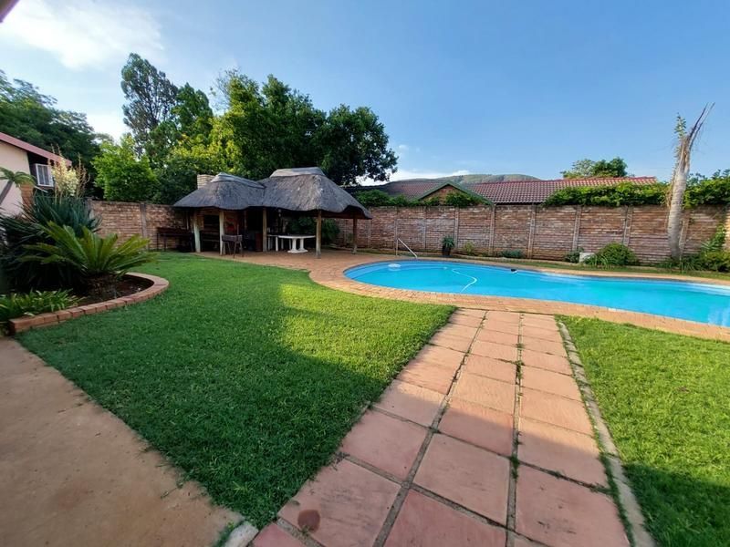 Welcome to this fabulous house for sale in Parktown Estate, Pretoria!