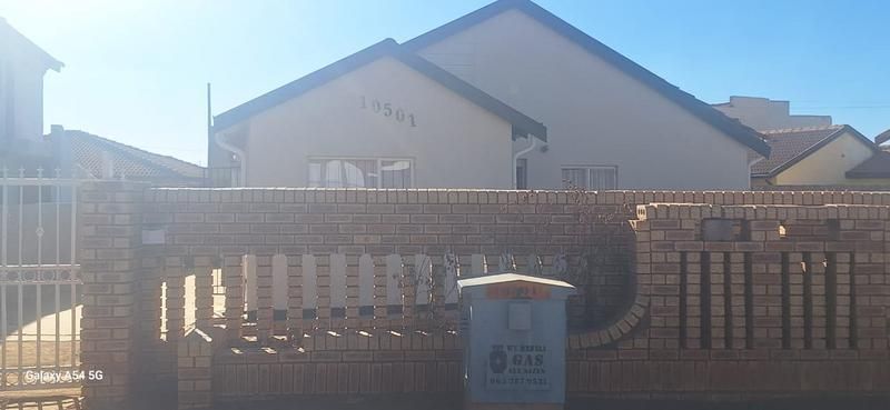 PROPERTY FOR SALE IN DOBSONVILLE EXT 3