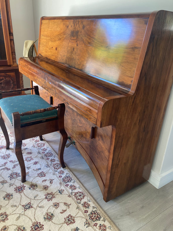 Chestnut Wood Steck Piano