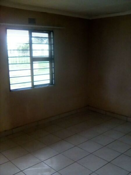 R2000 flat to rent... No deposit