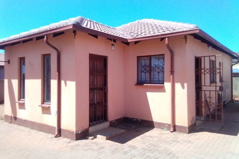 Affordable big and spacious house selling for just under R900k at The Orchards