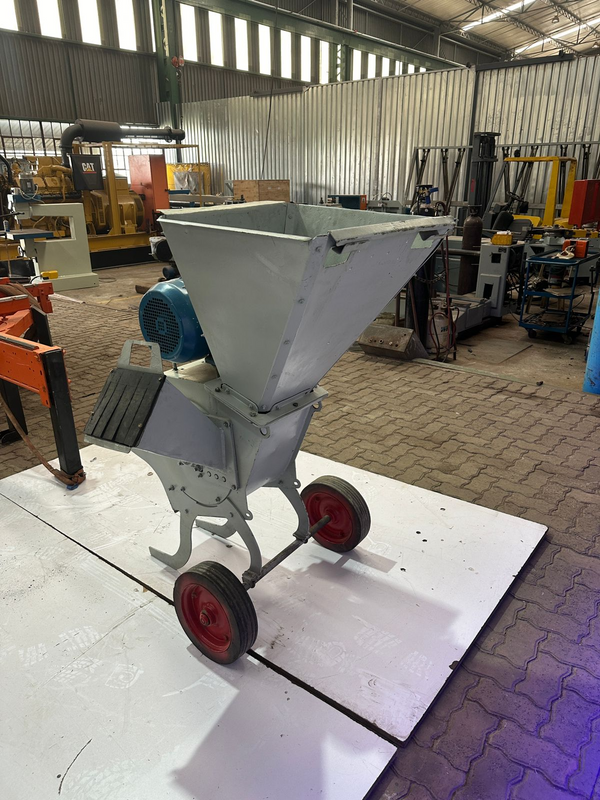 INDUSTRIAL CHIPPER MACHINE