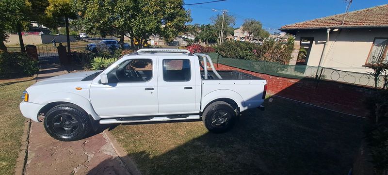 Nissan np300 double cab 2.4i petrol