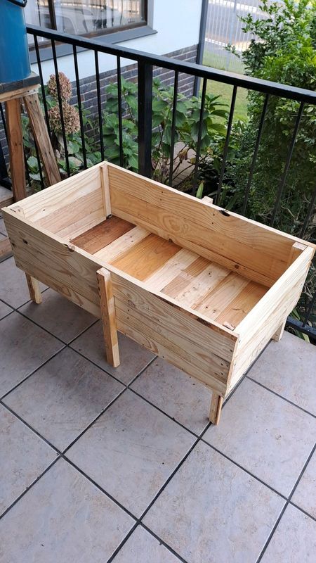 Pallet wood planter box