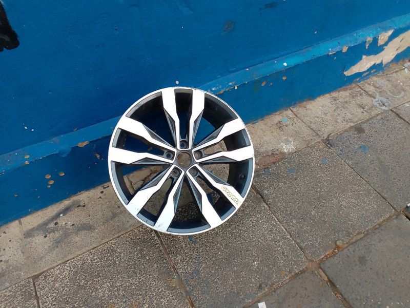 One single 19inch original VW Tiguan rim. This rim is in perfect condition never been repair before