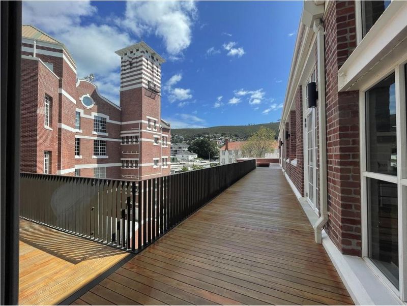 270m2 Office TO LET in Thresher Studios in Gardens, Cape Town.