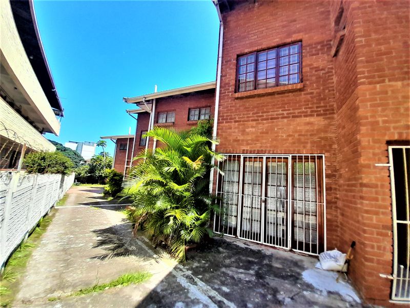 Spacious, private &amp; quality modern 3 bedroom townhouse!!