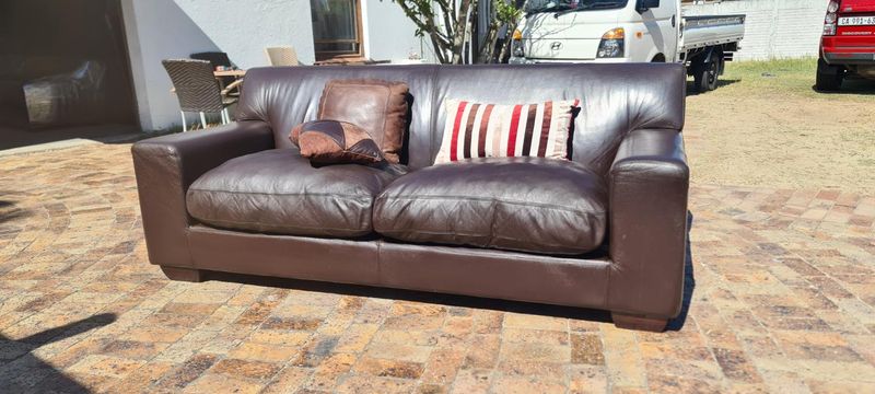 Leather Couch Coricraft 4 Seater Seater oxblood sofa 2,46 m Almost New Condition Contact 0818407199