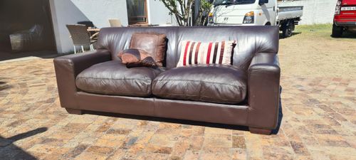 Leather Couch Coricraft 4 Seater Seater oxblood sofa 2,46 m Almost New Condition Contact 0818407199