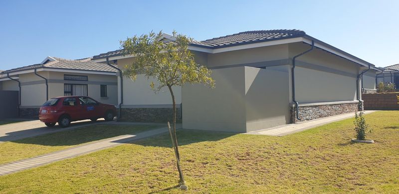 North facing immaculate 2 Bed, 2 bath, single garage.