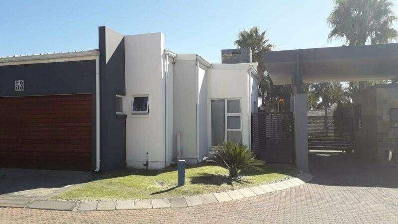 Noordwyk - Small convenient open plan bachelor room available R4500 incl water and lights