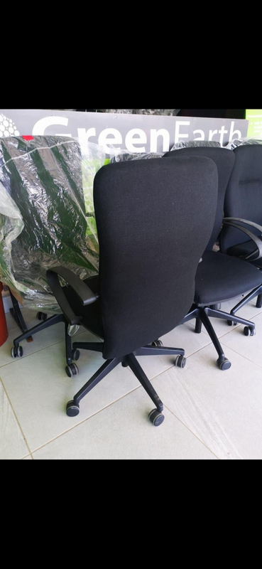 Geo cloud high swivel body forms chairs