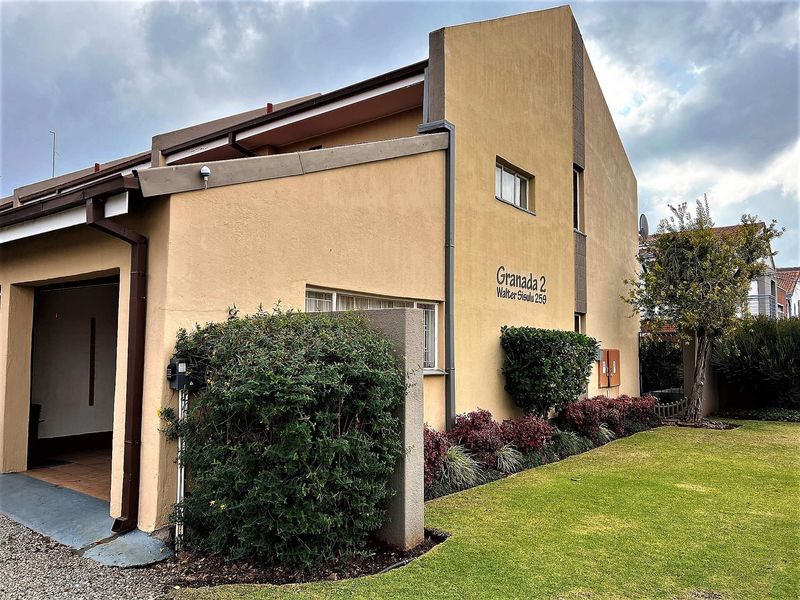 This is a wonderful two-bedroom townhouse in the Centre of Potch