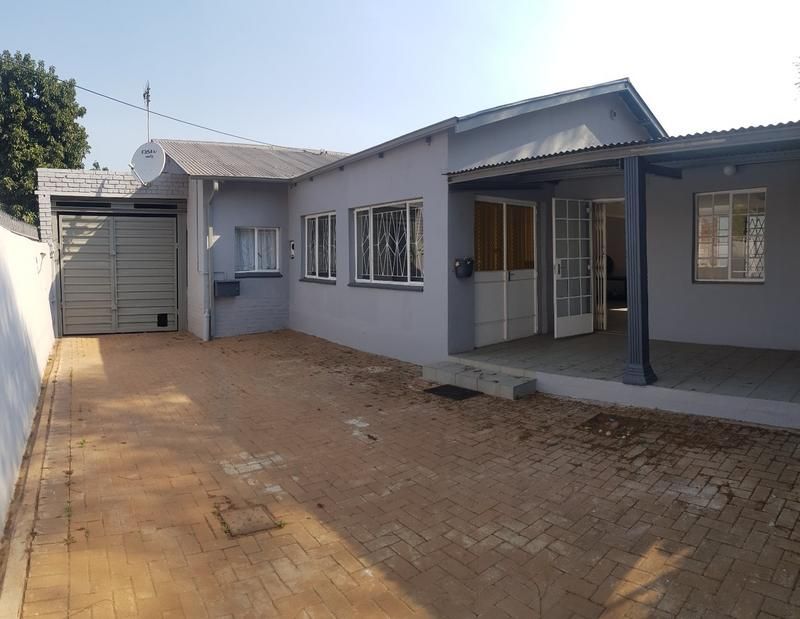 4 bedroom house with Borehole for sale!