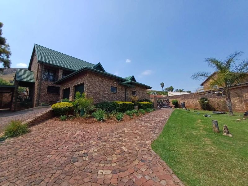 MODERN 3 BEDROOM HOUSE WITH FLATLET &amp;  POOL IN SUIDERBERG FOR SALE