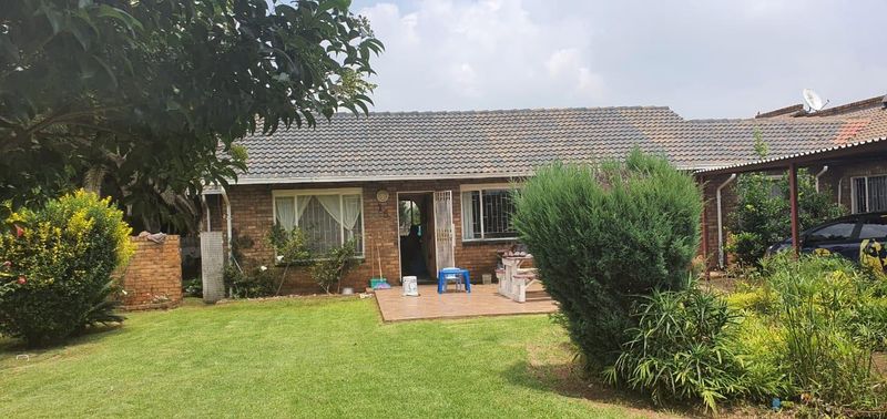 Beautiful tiled roof home offers 3bed, 2baths, and flatlet in Bakerton