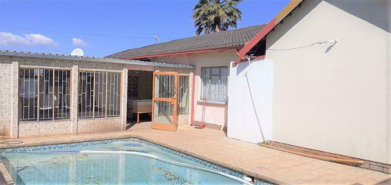 Marvelous 5 Bedroom family home in a sort after area of Lenasia.