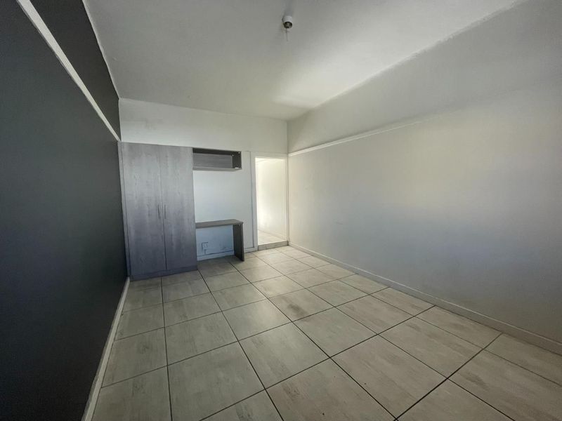 Spacious bachelor flat to rent in Dunrobyn Court, Central East London