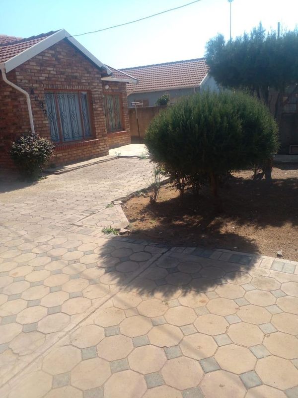 House for Sale in Unit D Extension (New Finco side) - R760 000 negotiable