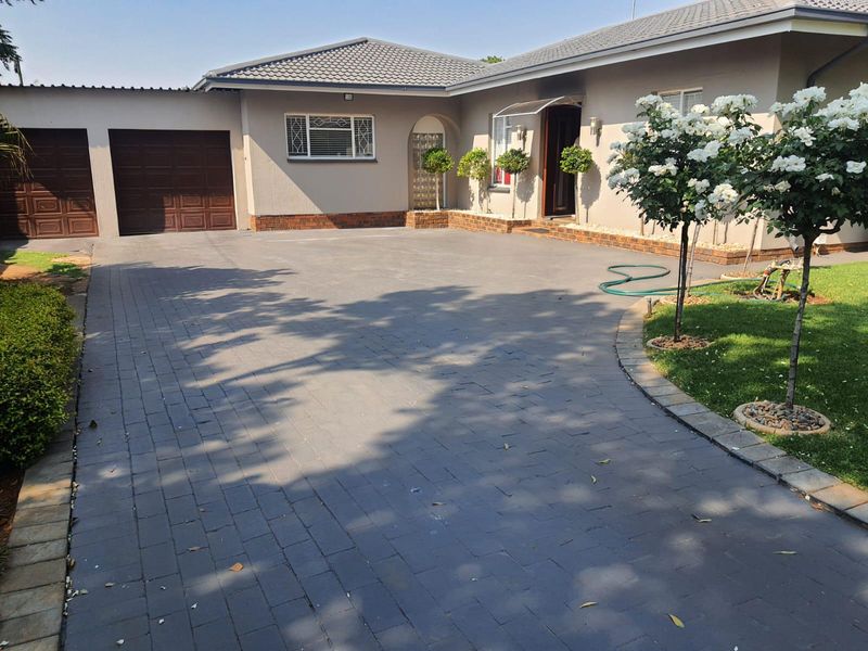 IMPECCABLE FAMILY HOME WITH FLATLET AND POOL FOR SALE IN FOCHVILLE