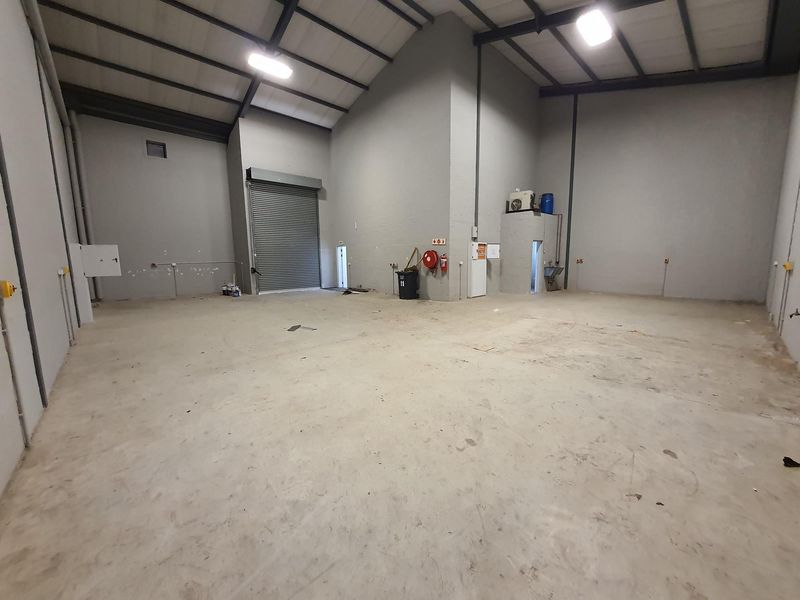 302m2 WAREHOUSE TO LET IN STIKLAND
