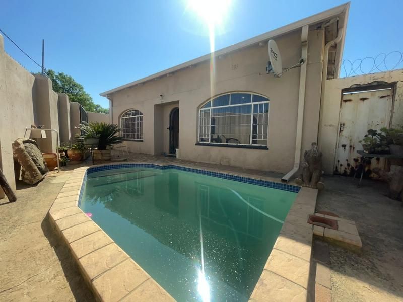 Family Home with outside rooms, Pool and a Workshop in Newlands