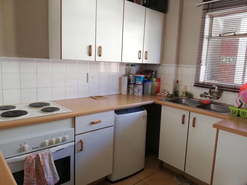 Neat apartment available in Die Hoewes.