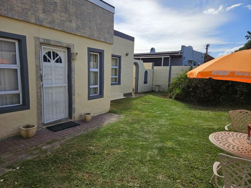 SPACIOUS 3 BEDROOM PROPERTY WITH 2 GRANNY FLATS!! NEAR SCHOOLS AND TRANSPORT!!