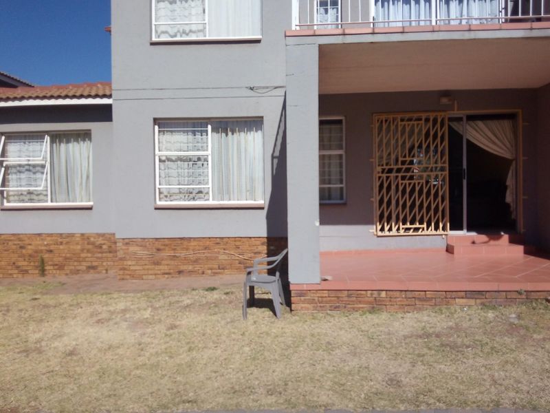 Well priced and neat ground floor townhouse situated in Groblerpark, priced to go at R640k. The s...