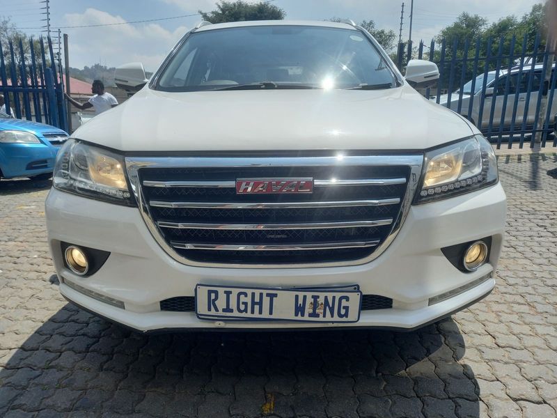White Haval Hilux 2.5 D-4D SRX with 75000km available now!