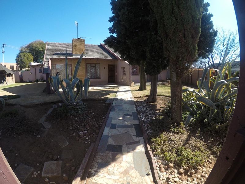 3 Bedroom, 2 bathroom home for sale in Southdale, Johannesburg South