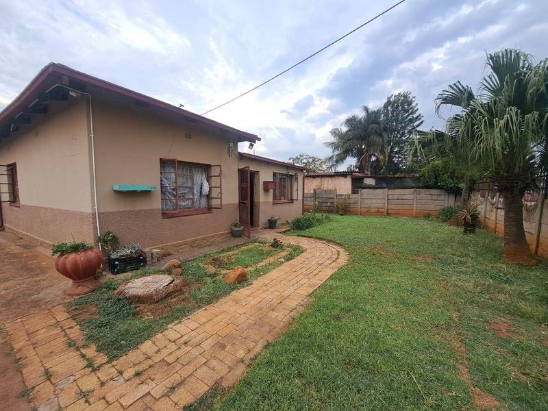 SPACIOUS 3 BEDROOM HOUSE FOR SALE IN BOOYSENS