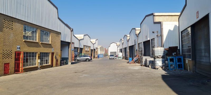 273 m2 WAREHOUSE IN INDUSTRIAL PARK! AVAILABLE IMMEDIATELY!