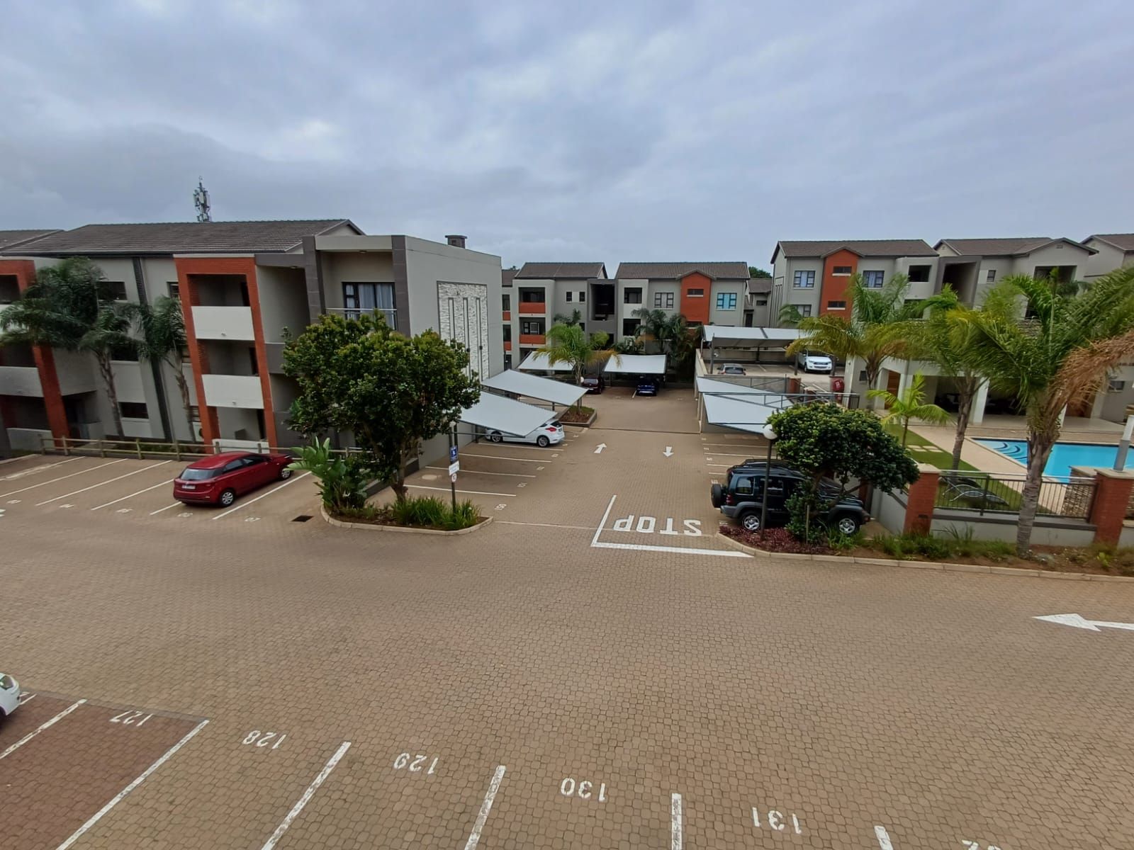 Modern, secure two bedroom Apartment in Umhlanga Ridge for rent
