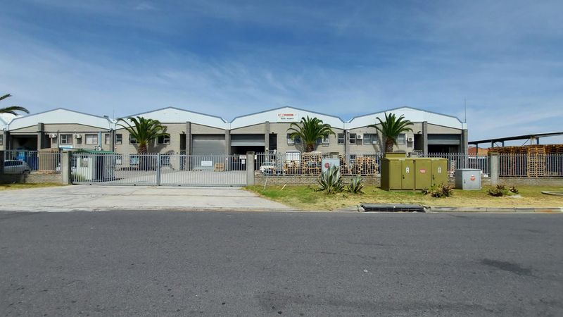 2490m2 Industrial Warehouse with Secure Yard To Let in Killarney Gardens