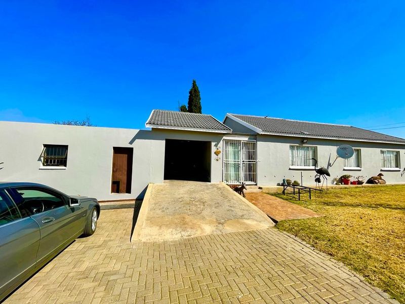 For sale in Secunda: A residence with three bedrooms, accompanied by a Wendy house.