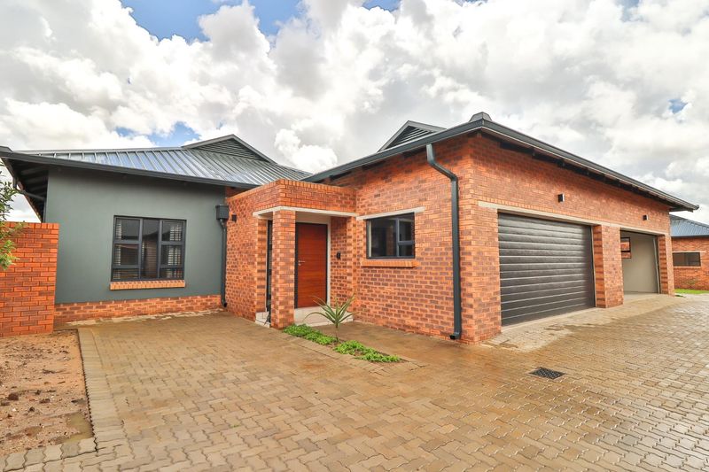 3 Bedroom Simplex For Sale in Six Fountains Estate