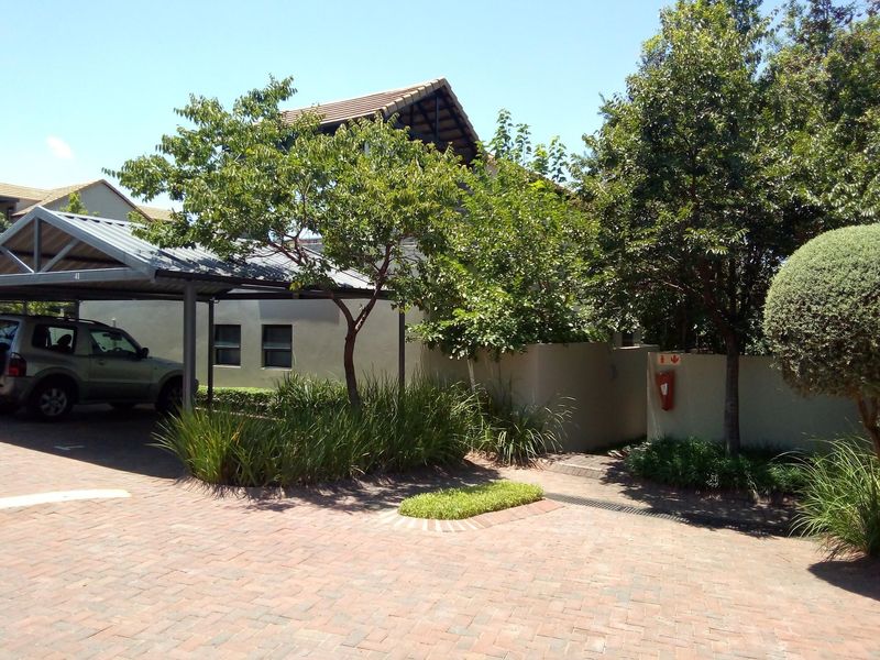 Well priced and neat duplex situated in Lone Hill, priced to go at R2.5m. The land/size is 238m2 ...