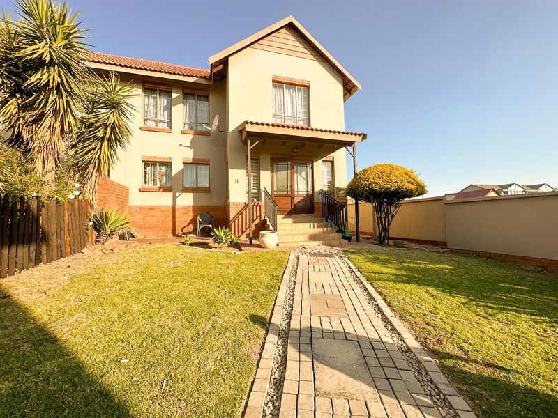Spacious 3 bed 2 bath Townhouse in the heart of Centurion