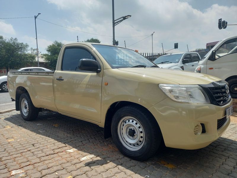 2015 Toyota Hilux 2.5 D-4D SRX, Gold with 130000km available now!