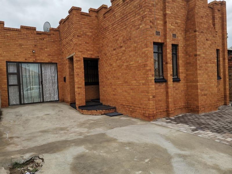 House in Klipspruit For Sale