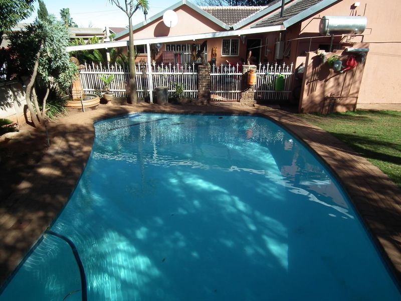 Spacious family home with 3 bedrooms, 2 bathrooms and a pool