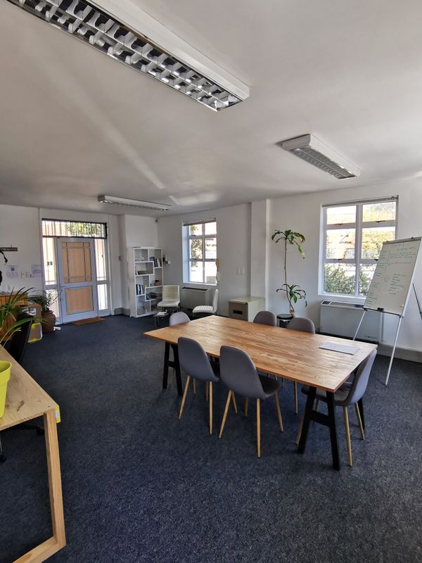 129m2 Office FOR SALE in Secure Complex in Gardens, Cape Town.