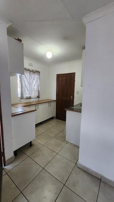 2 bedroom house for rental in ebony park for R5500 with kitchen units and wardrobes with parking