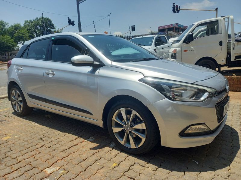 2015 Hyundai i20 1.4 Fluid, Silver with 119000km available now!