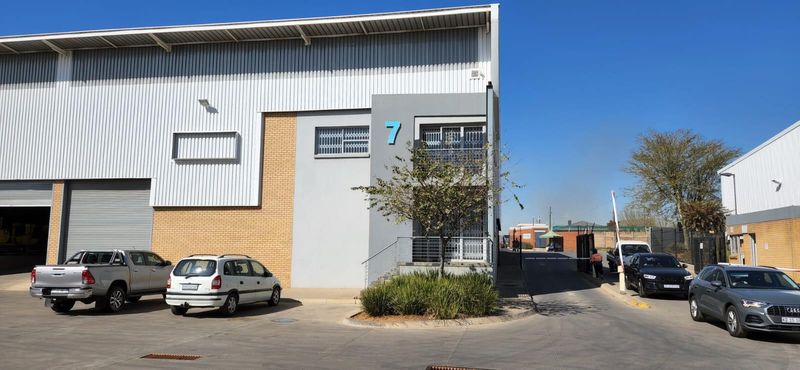 Upmarket, mini warehouse unit to let in Pomona