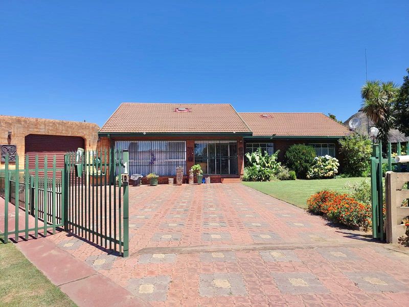 Large home with two flats for sale in Kriel!